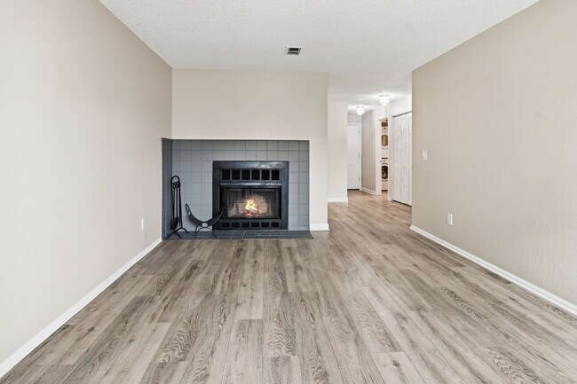 Building Photo - $1,495.95 - 1 Bed, 1 Bath Updated Unit in Westminster with In Unit Washer/Dryer!