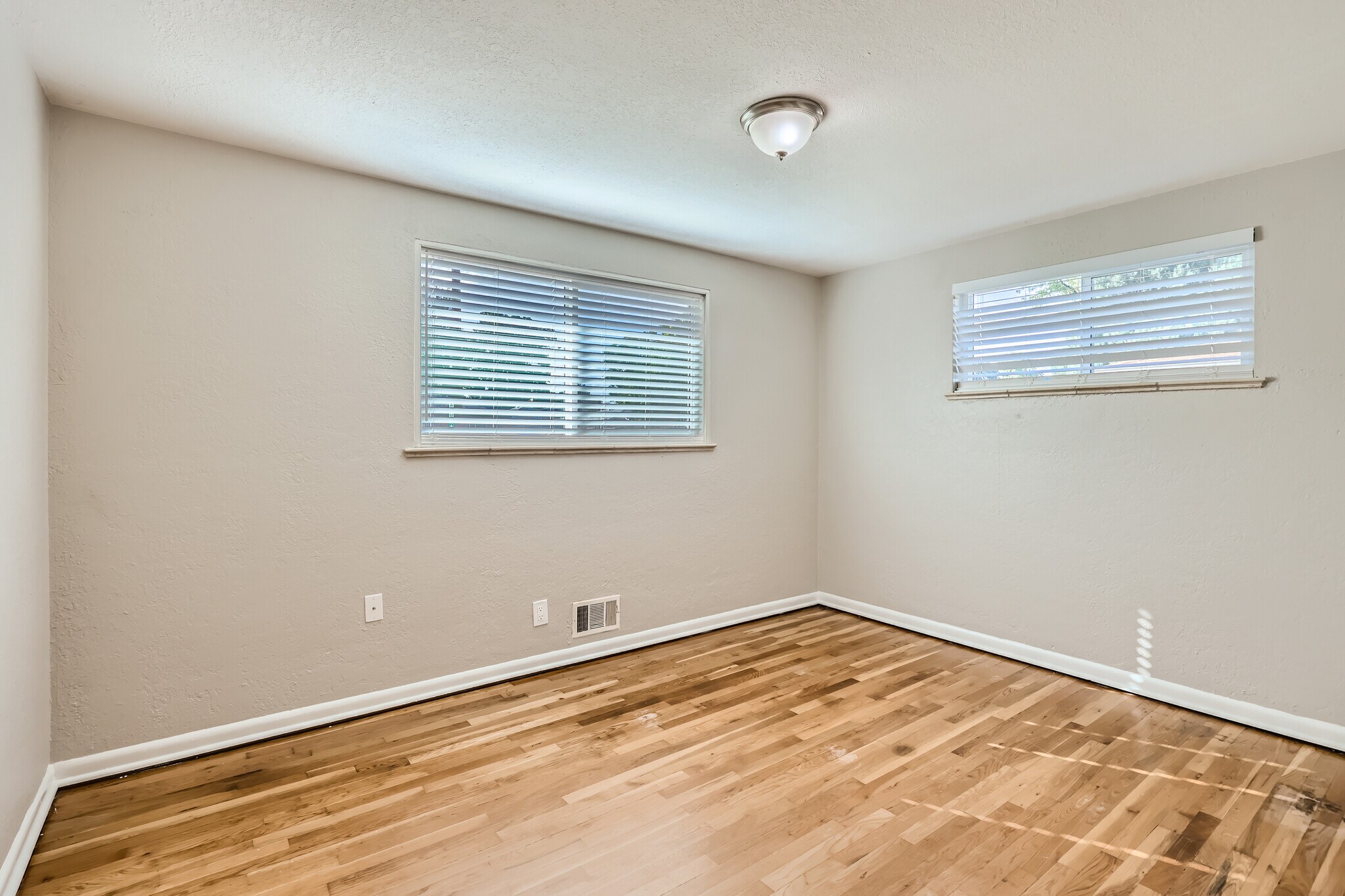 Building Photo - 2520 S Raleigh St