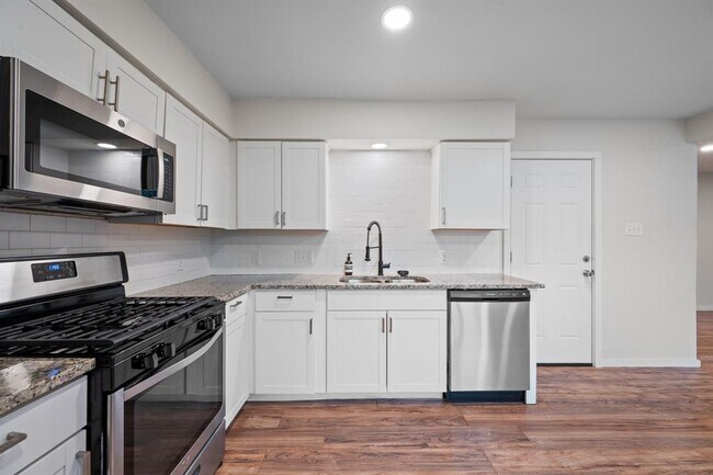 Building Photo - 6305 Clubway Ln