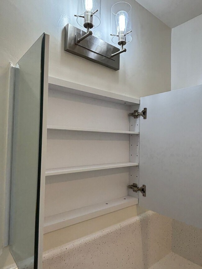 Building Photo - 215 S Baldwin Ave