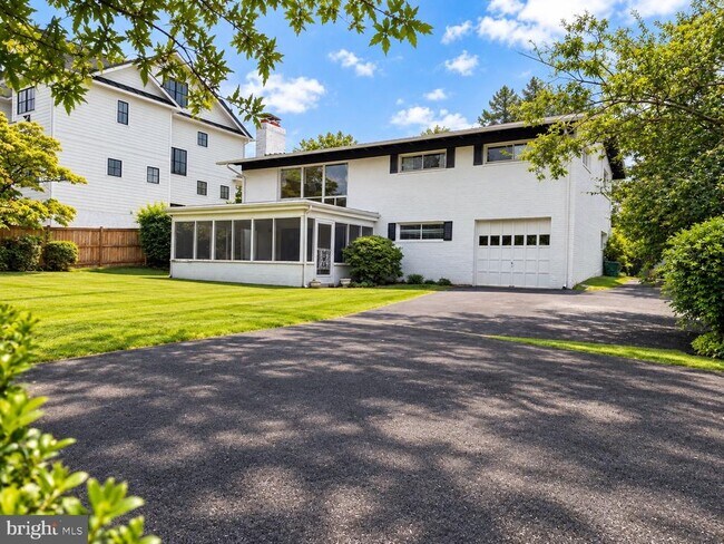Building Photo - 1605 Woodmoor Ln