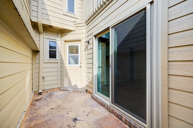 Building Photo - 902 Memorial Village Dr