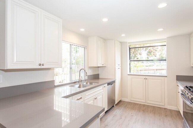 Building Photo - Beautiful 4 bed/2 bath single-story home w/ocean view! Close to the Beach & Carlsbad Village!