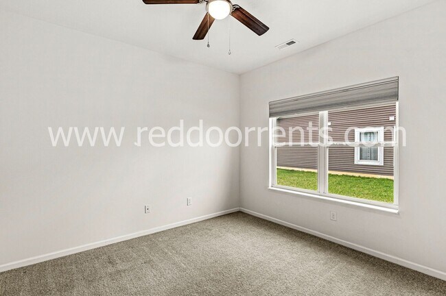 Building Photo - Family-Friendly Fortville Living