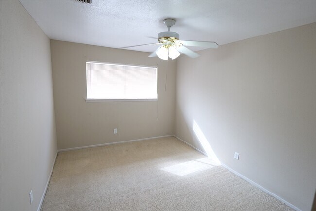 Building Photo - 22311 Fincastle Dr