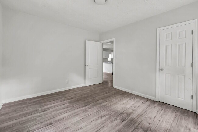 Building Photo - Charming 2-bed 1-bath home minutes from shopping, APSU, and dining.