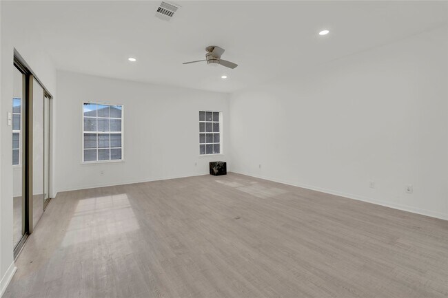 Building Photo - 4001 Tanglewilde St