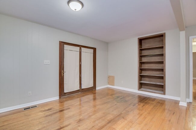 Building Photo - Updated 3 Bed 2 Bath off Columbia Rd