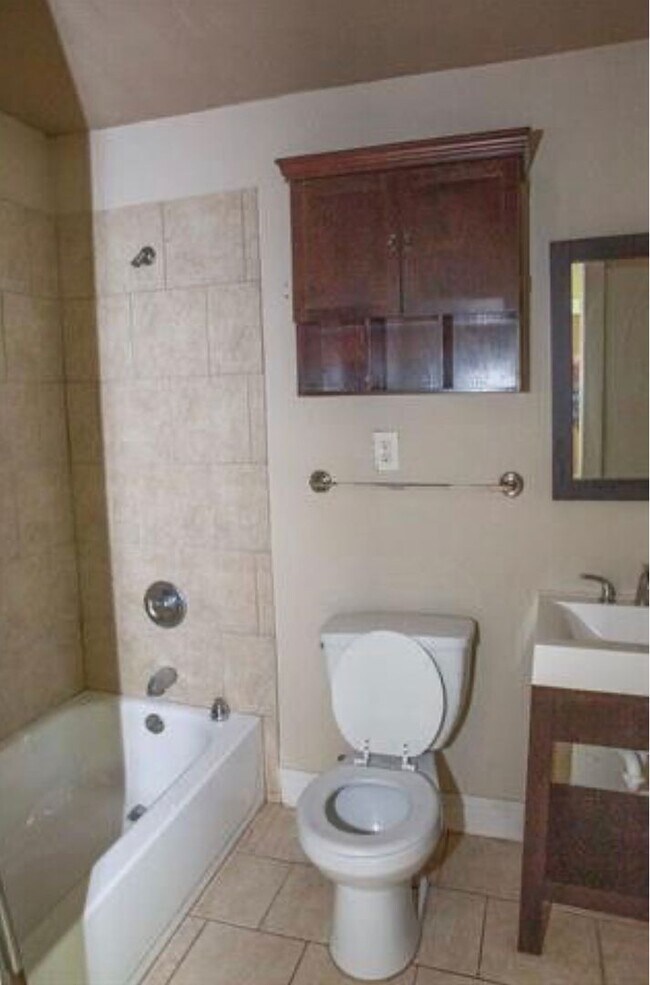 Building Photo - Spacious and Cute!!