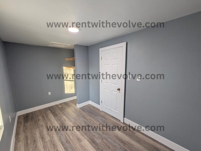 Building Photo - 952 S Shank St