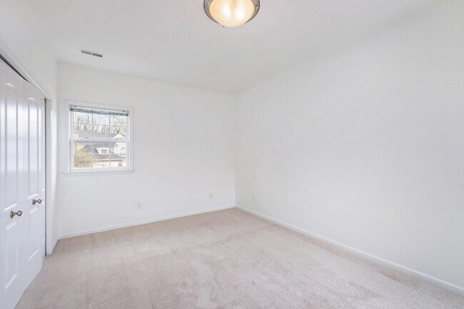 Building Photo - 2925 N Knightsbridge Cir