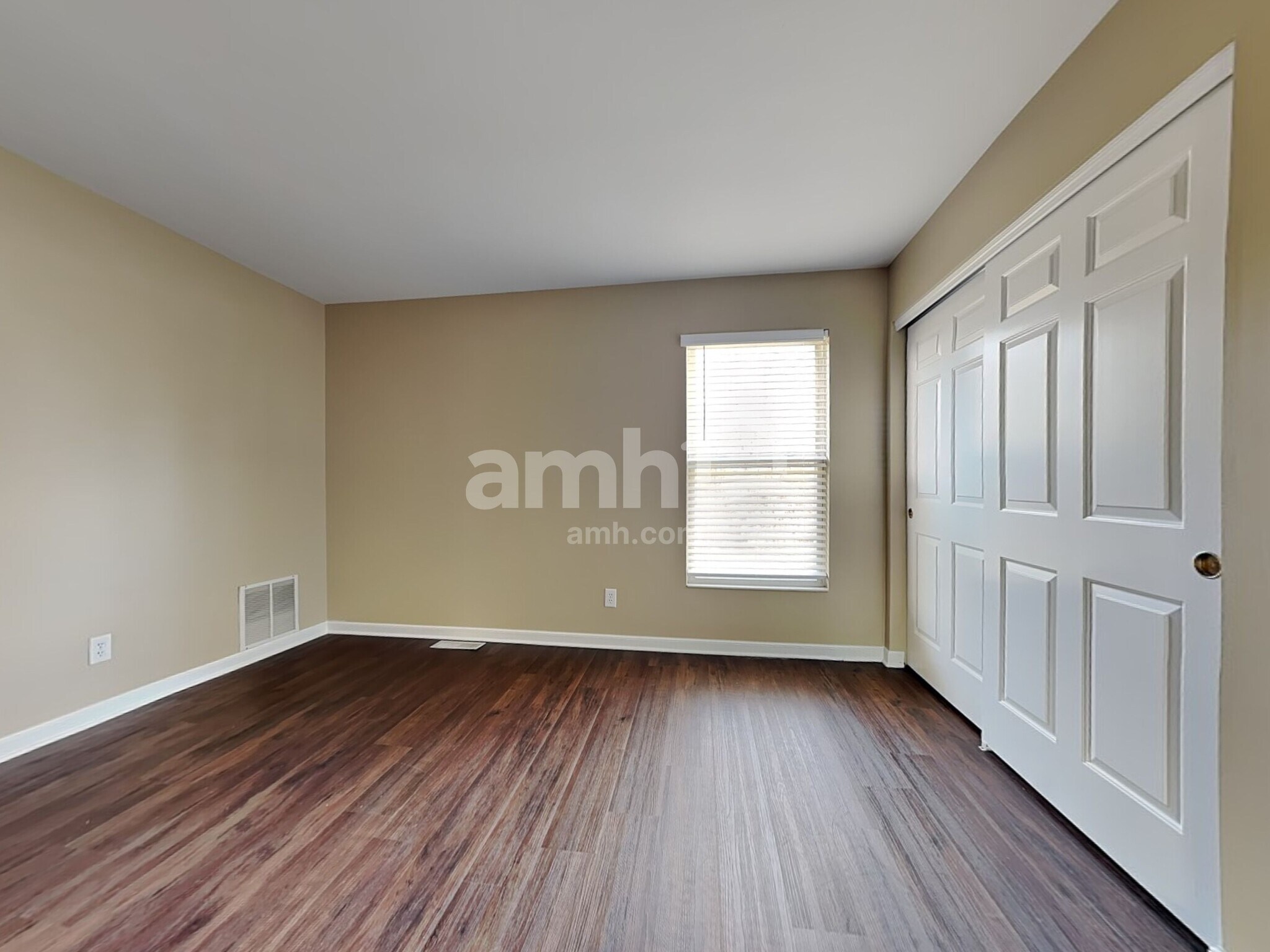 Building Photo - 10190 Meadowknoll Dr