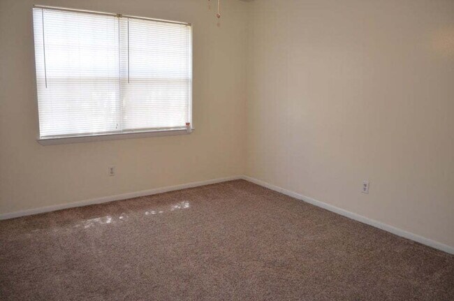 Building Photo - Charming 2-Bed Townhouse Retreat in Fort W...