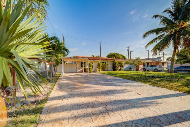 Building Photo - 917 NE 164th St