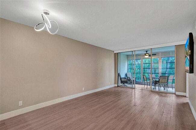 Building Photo - 3051 S Palm Aire Dr