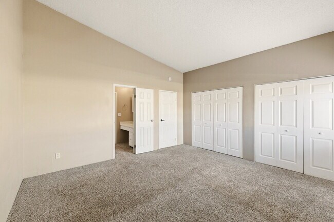 Building Photo - Charming 3 Bedroom Townhomes at Rockrimmon