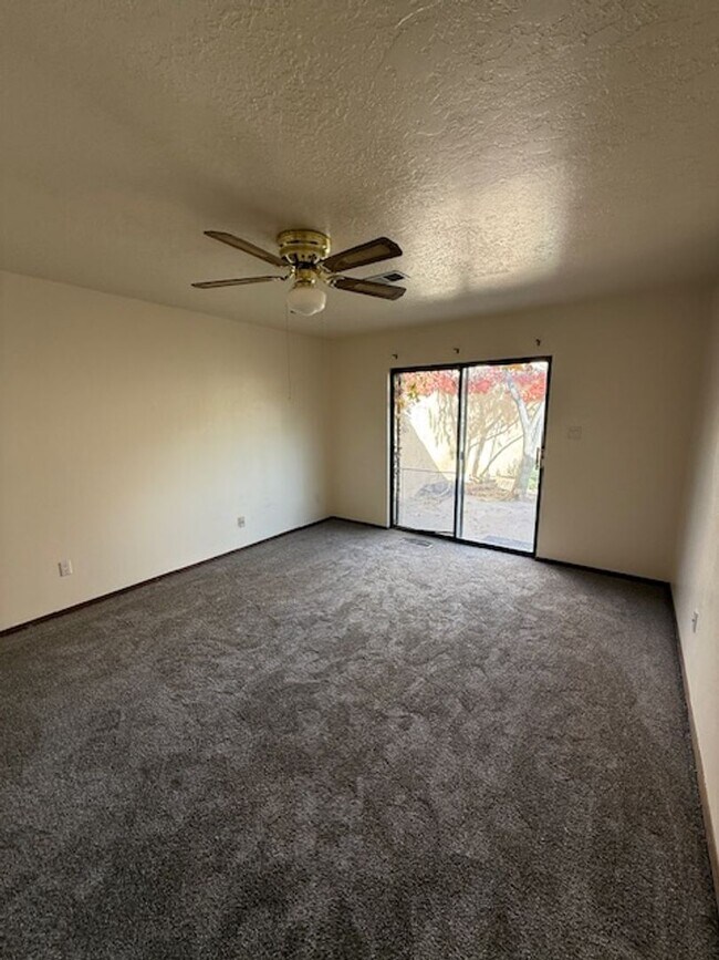 Building Photo - Beautiful 2 Bedroom 2 Bath Townhouse located in the popular foot hills area!