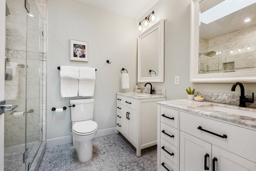 Primary bath - 1241 G St NE