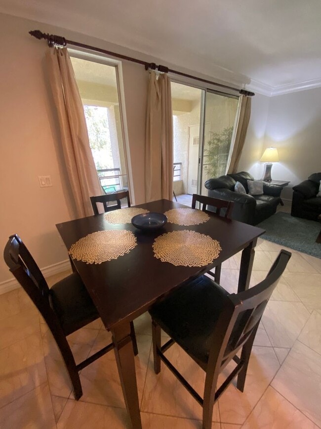 Building Photo - Beautiful Fully Furnished 1 bedroom just b...