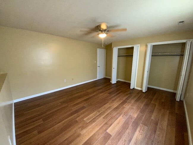 Building Photo - 3 Bedroom 1 Bathroom Apartment