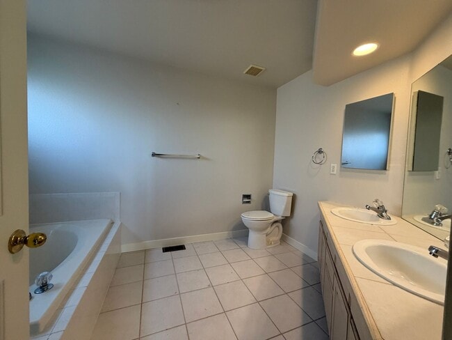 Building Photo - Premier Location!