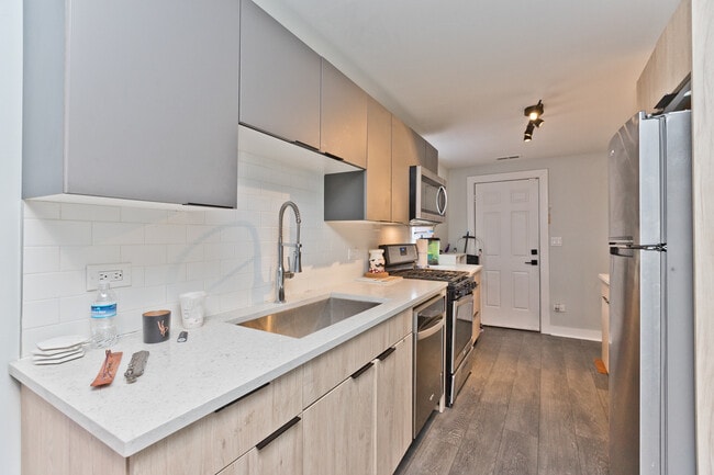 Building Photo - 345 N La Salle Dr