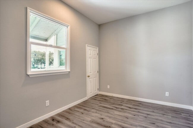 Building Photo - $1,500 MOVE IN SPECIAL!! 3 BED/2 BATH HOME UPPER UNIT AVAIABLE FOR RENT IN OAKLAND, CA!!!!