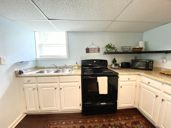 Building Photo - 1305 Stratford Ave