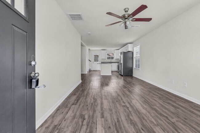 Building Photo - Beautiful 3-bed, 2.5-bath home with a bright, open floor plan.