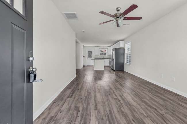 Building Photo - !!Reduced Rent!! Beautiful 3-bed, 2.5-bath home with a bright, open floor plan.