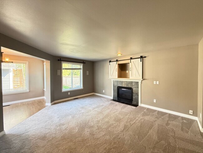 Building Photo - 15817 Lakeview Ave SE