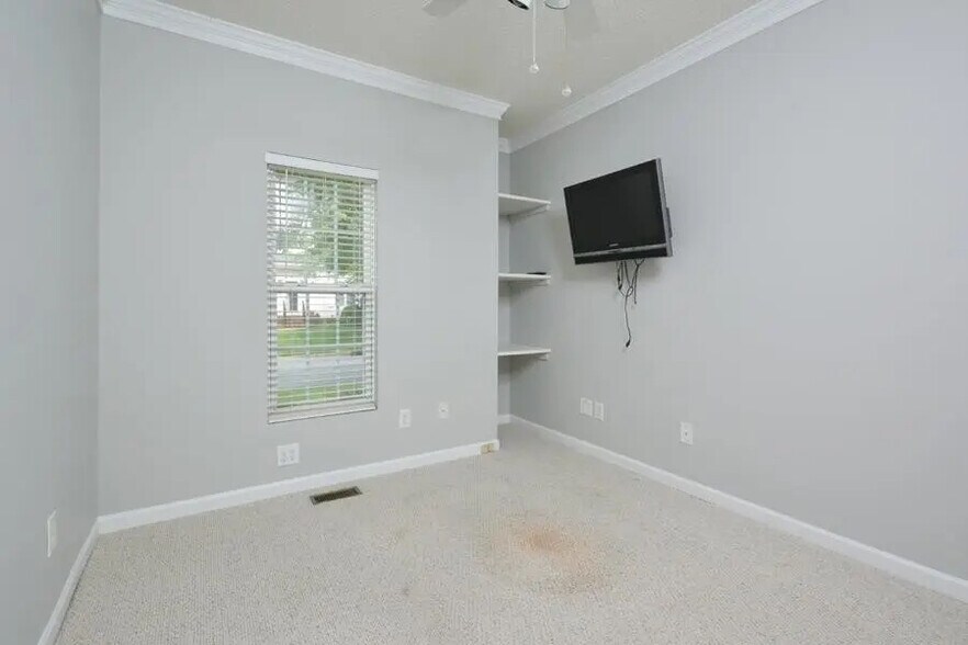 Building Photo - Room in House on Latta Cir