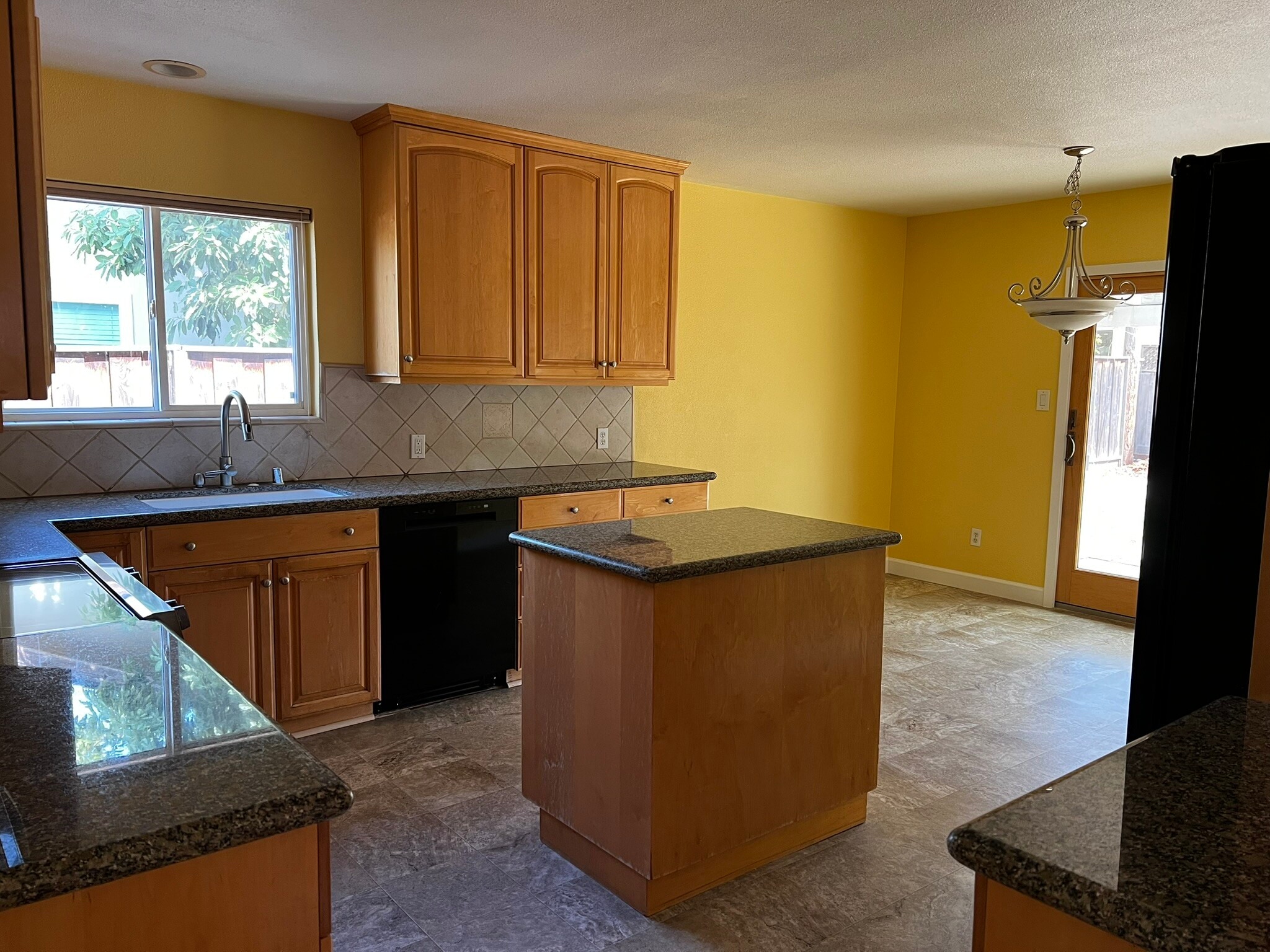 Building Photo - 1650 Glenroy Dr