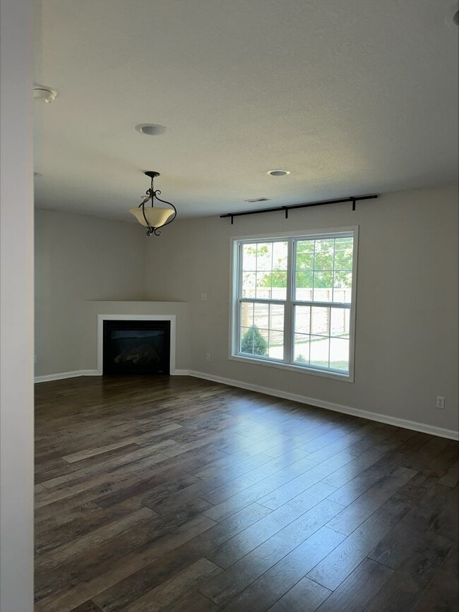 Building Photo - Available for Rent: 2 Bedroom/1.5 Bathroom...