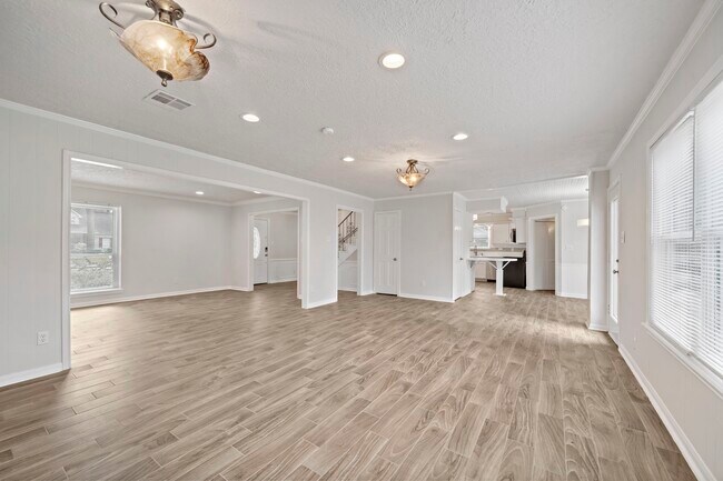Building Photo - 6302 Hickorycrest Dr