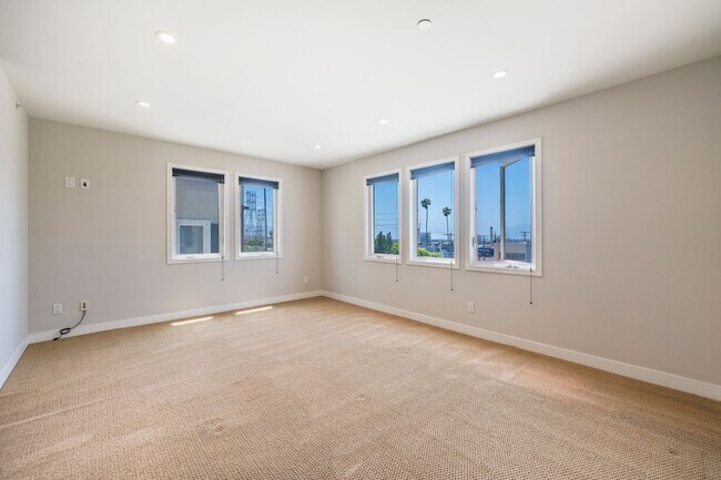 Building Photo - LUXURIOUS-CONTEMPORARY TOWNHOUSE W/ AMAZIN...