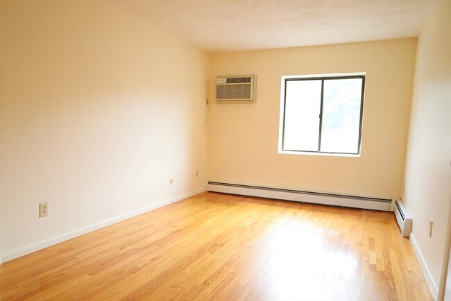 Building Photo - 72 Martensen St