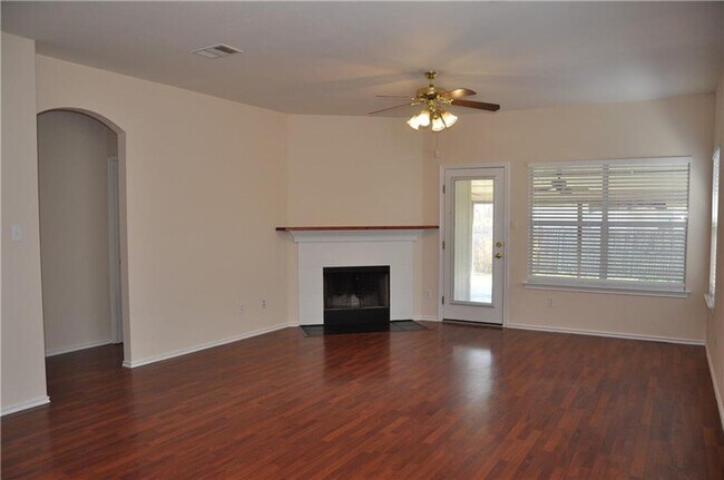 Building Photo - Charming 3 Bedroom in Heart of Hutto.