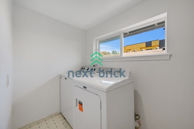 Building Photo - Welcome to this beautifully updated 2-bedroom, 1-bath apartment located in the heart of Queen Anne