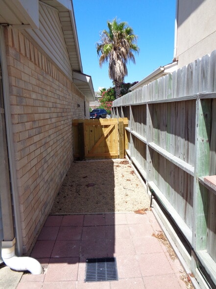 Side Yard - 15414 Grass Cay Ct
