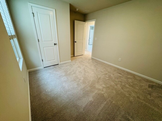 Building Photo - Move In Ready 5BR/2.5BA Home located near UNCC!
