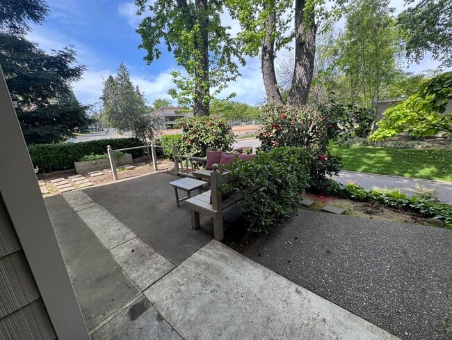 Building Photo - 642 Commons Dr
