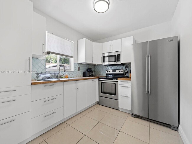 Building Photo - 560 NE 161st St