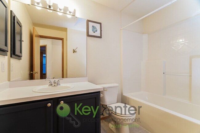 Building Photo - Kent Luxury Home with Double Primary Suite...