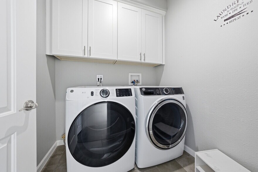 Building Photo - 817 Estancia Ter