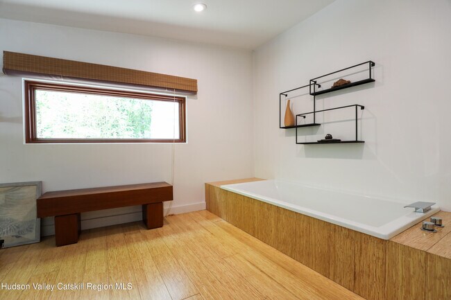 Building Photo - 10 Fitzsimmons Ln