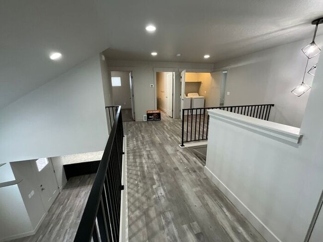 Building Photo - 3 bdrm 2 1/2 bath Townhome- Small Dog Friendly