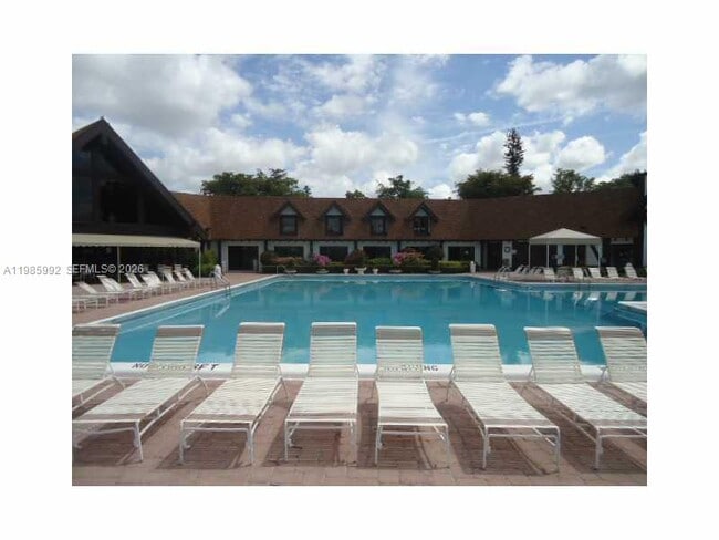 Building Photo - 3720 Inverrary Dr