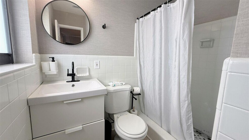 Building Photo - 433 NW 15th Way