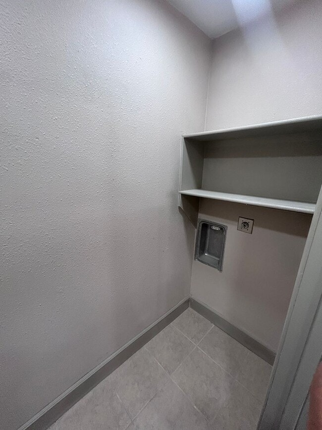 Building Photo - Newly Renovated 2 Bedroom, 2 Bath Duplex — Move-In Ready!